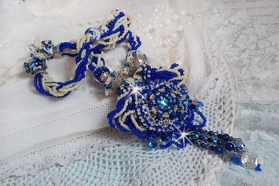 Lotus Flowers halsk&aelig;de broderet med Capri Blue/White venetianske perler og Swarovski-krystaller
