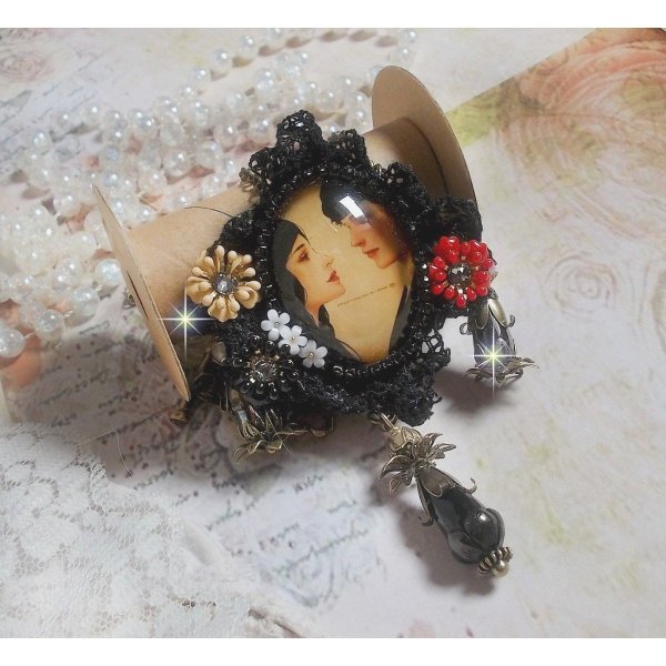 Love Romance halsk&aelig;de skabt med krystaller, en oval cabochon, der repr&aelig;senterer to kvinder, kvarts, h&aelig;matit, forgyldte perler og andet tilbeh&oslash;r