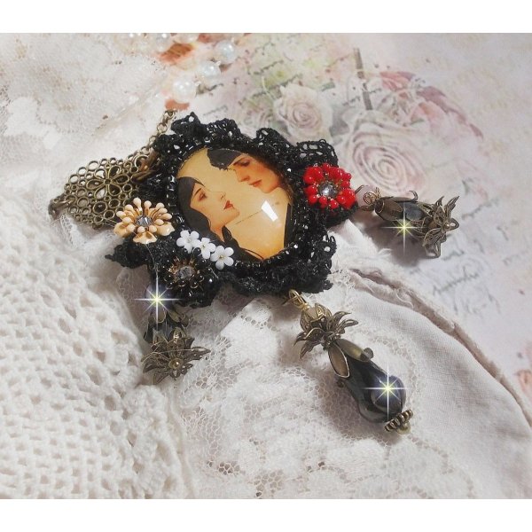 Love Romance halsk&aelig;de skabt med krystaller, en oval cabochon, der repr&aelig;senterer to kvinder, kvarts, h&aelig;matit, forgyldte perler og andet tilbeh&oslash;r