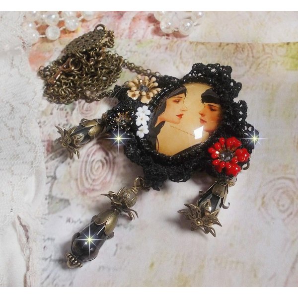 Love Romance halsk&aelig;de skabt med krystaller, en oval cabochon, der repr&aelig;senterer to kvinder, kvarts, h&aelig;matit, forgyldte perler og andet tilbeh&oslash;r