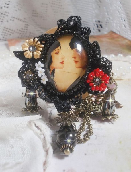 Love Romance halsk&aelig;de skabt med krystaller, en oval cabochon, der repr&aelig;senterer to kvinder, kvarts, h&aelig;matit, forgyldte perler og andet tilbeh&oslash;r