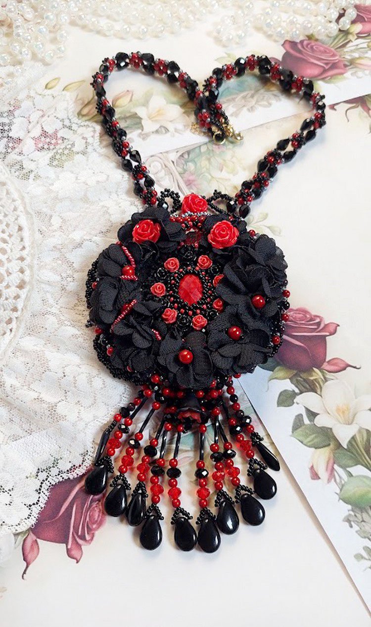 Midnight in Paris halskæde broderet med Swarovski-krystaller, harpiksroser, frøperler og sorte dolke