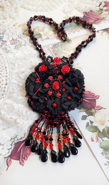 Midnight in Paris halsk&aelig;de broderet med Swarovski-krystaller, harpiksroser, fr&oslash;perler og sorte dolke