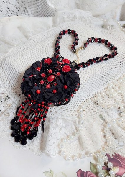 Midnight in Paris halsk&aelig;de broderet med Swarovski-krystaller, harpiksroser, fr&oslash;perler og sorte dolke