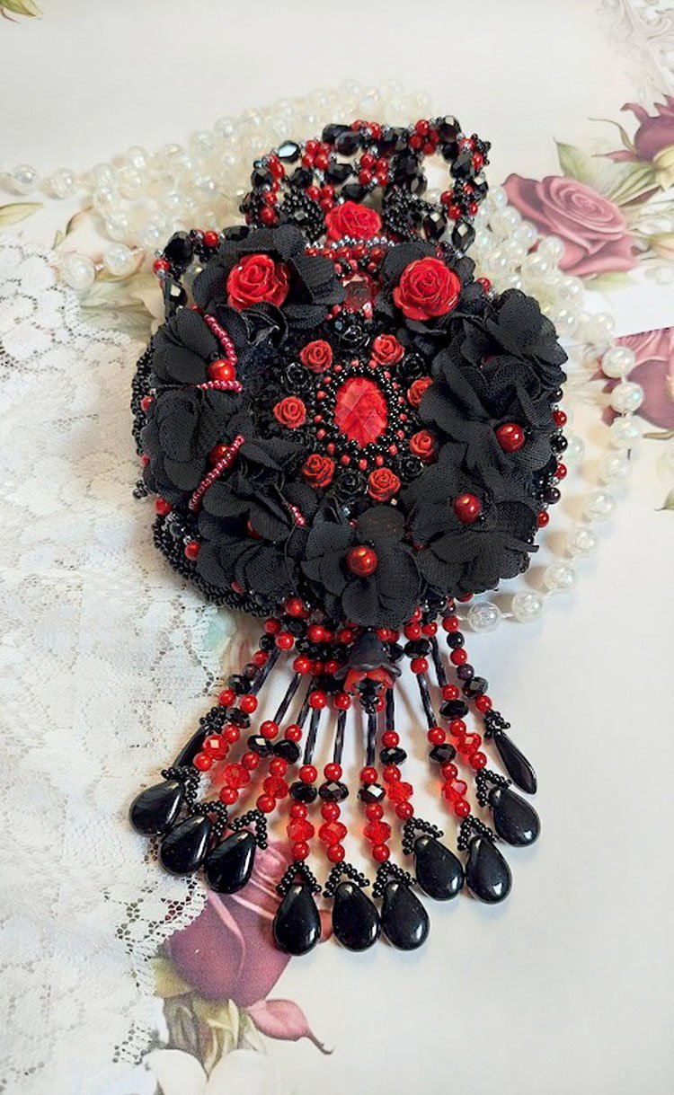 Midnight in Paris halskæde broderet med Swarovski-krystaller, harpiksroser, frøperler og sorte dolke