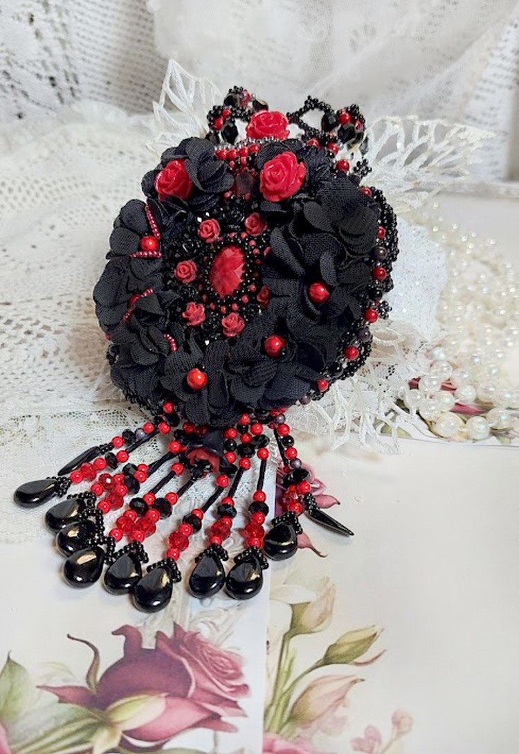 Midnight in Paris halskæde broderet med Swarovski-krystaller, harpiksroser, frøperler og sorte dolke