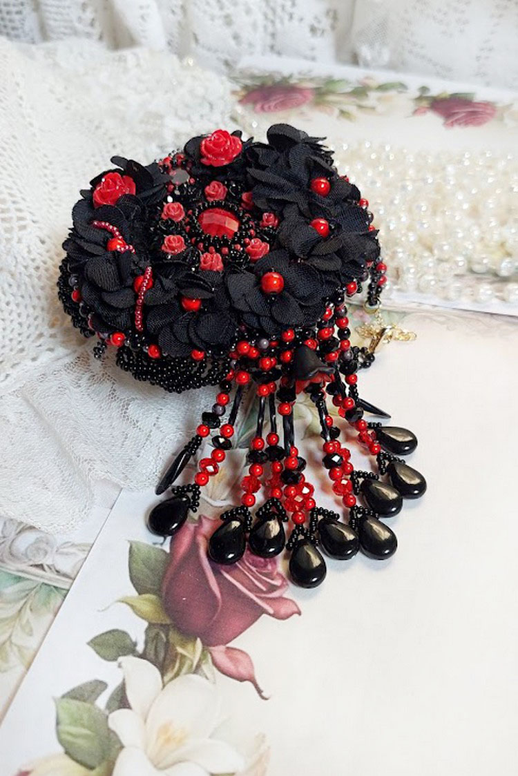 Midnight in Paris halskæde broderet med Swarovski-krystaller, harpiksroser, frøperler og sorte dolke