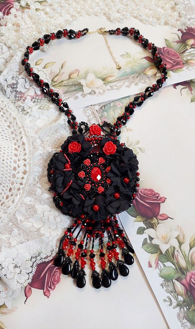 Midnight in Paris halskæde broderet med Swarovski-krystaller, harpiksroser, frøperler og sorte dolke