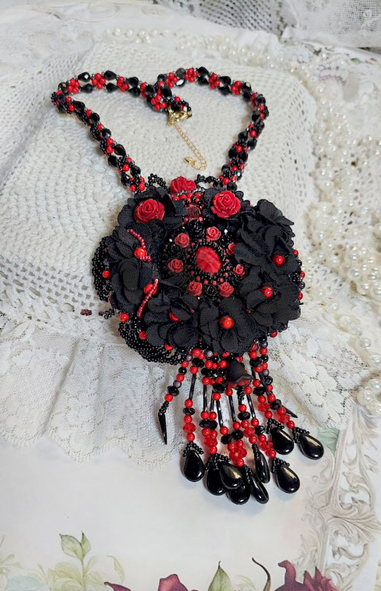 Midnight in Paris halskæde broderet med Swarovski-krystaller, harpiksroser, frøperler og sorte dolke
