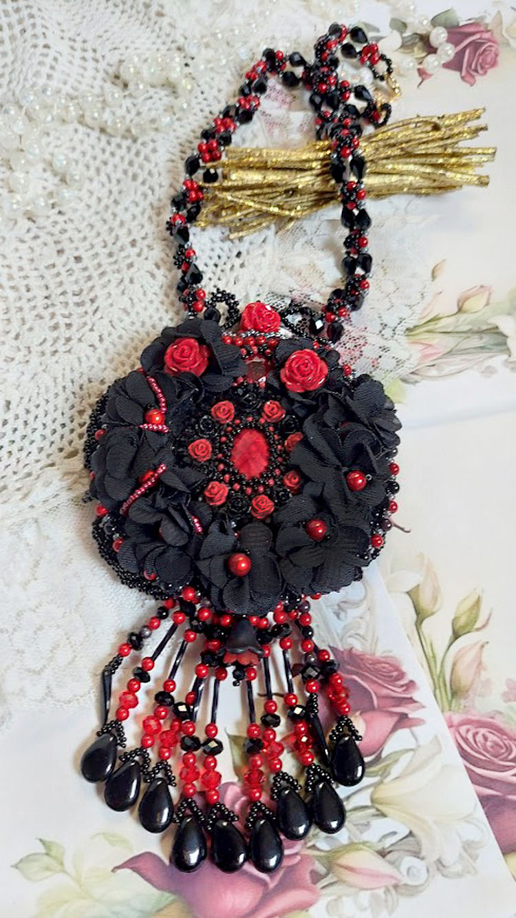 Midnight in Paris halskæde broderet med Swarovski-krystaller, harpiksroser, frøperler og sorte dolke