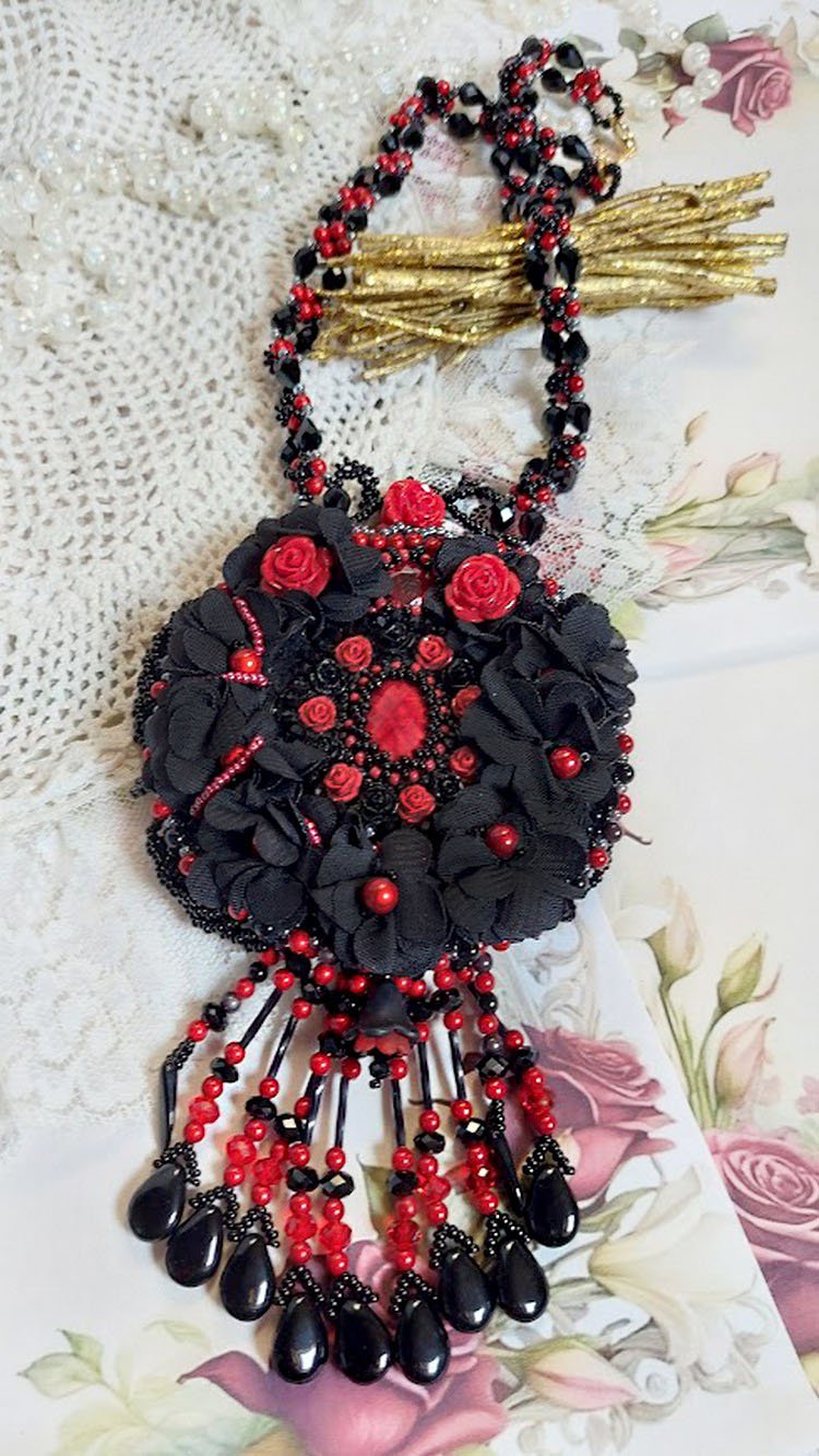 Midnight in Paris halskæde broderet med Swarovski-krystaller, harpiksroser, frøperler og sorte dolke