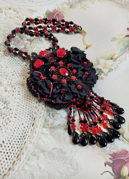 Midnight in Paris halsk&aelig;de broderet med Swarovski-krystaller, harpiksroser, fr&oslash;perler og sorte dolke