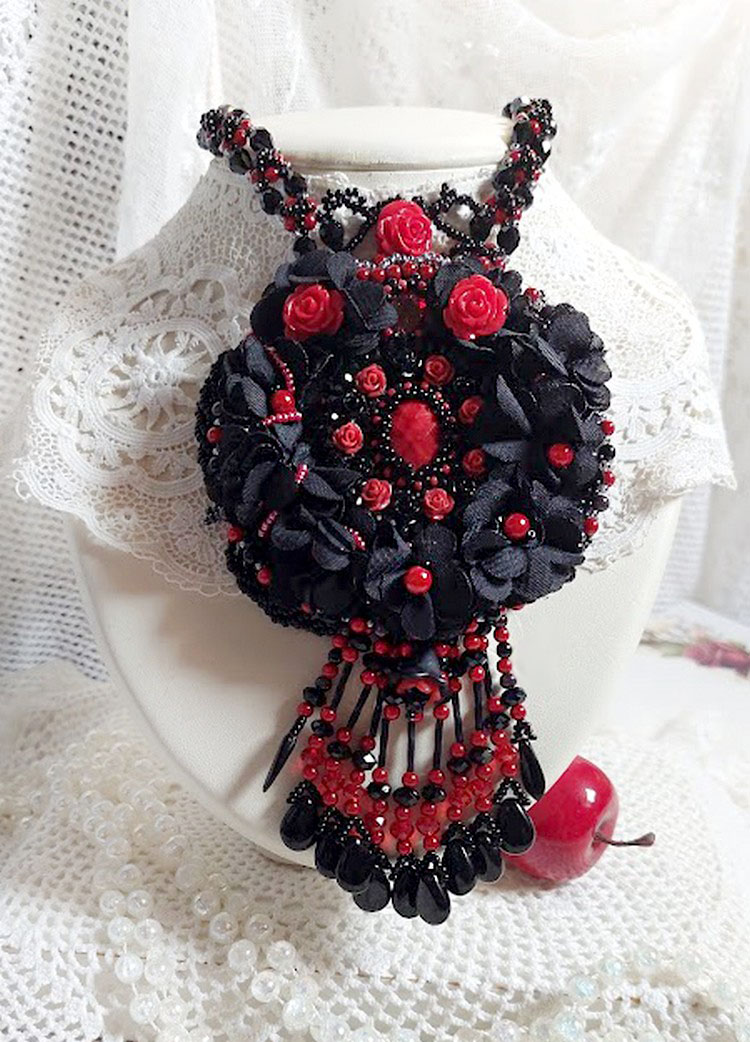 Midnight in Paris halskæde broderet med Swarovski-krystaller, harpiksroser, frøperler og sorte dolke