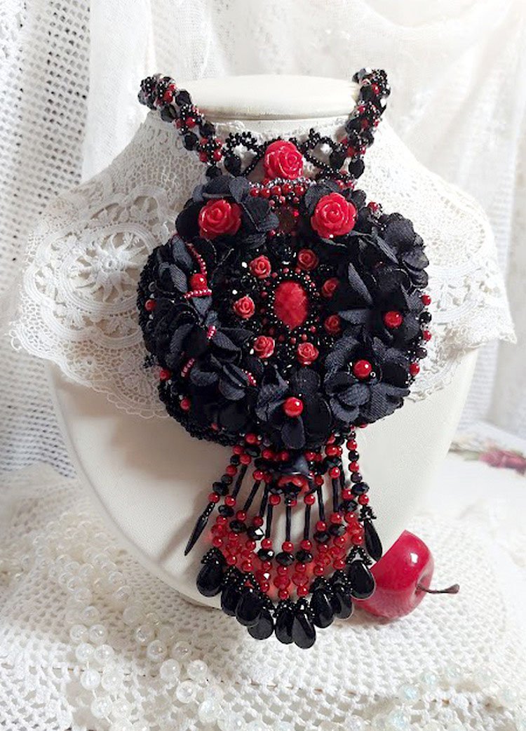 Midnight in Paris halskæde broderet med Swarovski-krystaller, harpiksroser, frøperler og sorte dolke