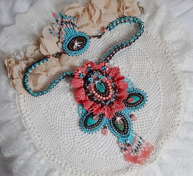 Na&iuml;ade Haute-Couture halsk&aelig;de skabt med turkise cabochoner, PureCrystal krystaller, blonder og forskellige perler