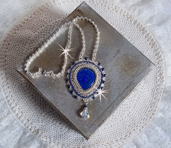 Blue Nile halsk&aelig;de broderet med en lapis lazuli p&aelig;re cabochon og Swarovski krystaller