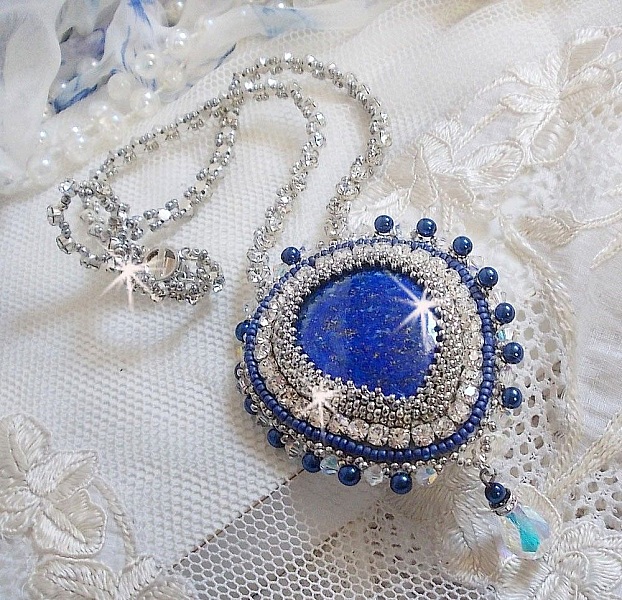 Blue Nile halsk&aelig;de broderet med en lapis lazuli p&aelig;re cabochon og Swarovski krystaller