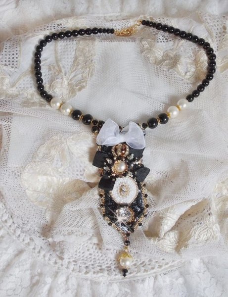 Vintage Sacred Black Haute-Couture halsk&aelig;de broderet med Swarovski-krystaller, organza-b&aring;nd og Miyuki-perler