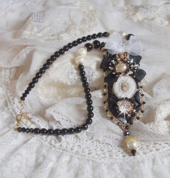 Vintage Sacred Black Haute-Couture halsk&aelig;de broderet med Swarovski-krystaller, organza-b&aring;nd og Miyuki-perler