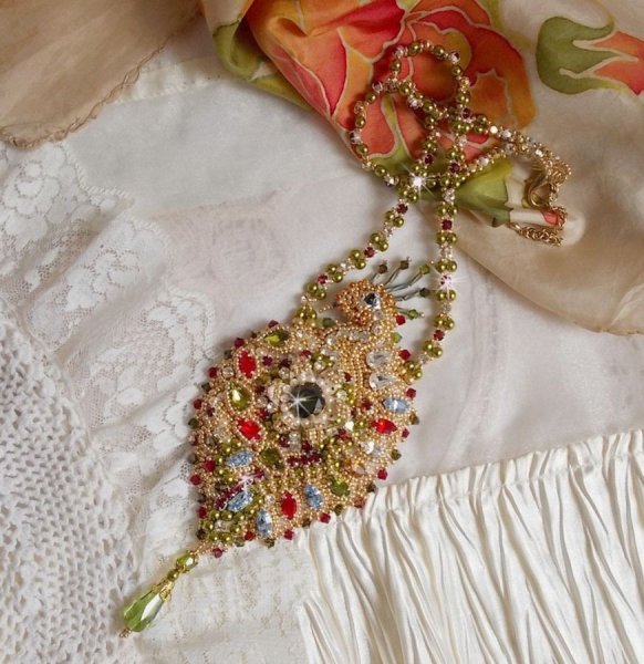 L'Oiseau des Iles halsk&aelig;de broderet med Swarovski krystaller, perler og Miyuki fr&oslash;perler.