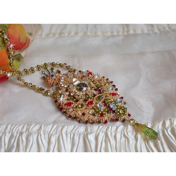 L'Oiseau des Iles halsk&aelig;de broderet med Swarovski krystaller, perler og Miyuki fr&oslash;perler.