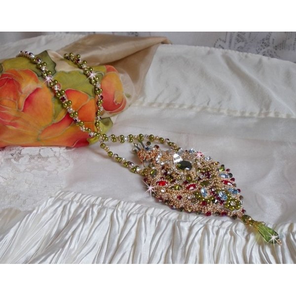 L'Oiseau des Iles halsk&aelig;de broderet med Swarovski krystaller, perler og Miyuki fr&oslash;perler.