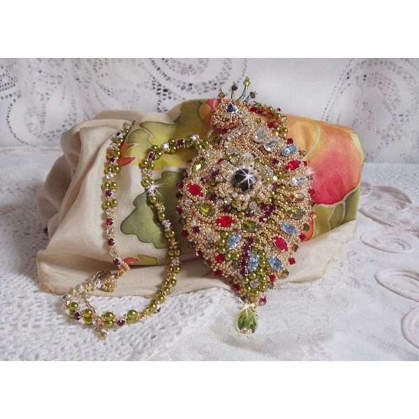 L'Oiseau des Iles halsk&aelig;de broderet med Swarovski krystaller, perler og Miyuki fr&oslash;perler.