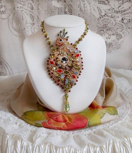 L'Oiseau des Iles halsk&aelig;de broderet med Swarovski krystaller, perler og Miyuki fr&oslash;perler.