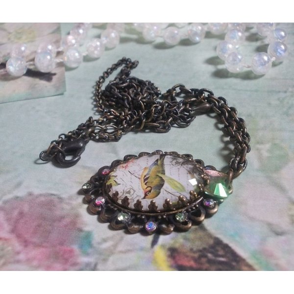 Garden Bird halsk&aelig;de skabt med en cabochon og krystaller monteret p&aring; bronze tilbeh&oslash;r