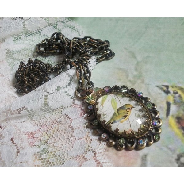 Garden Bird halsk&aelig;de skabt med en cabochon og krystaller monteret p&aring; bronze tilbeh&oslash;r