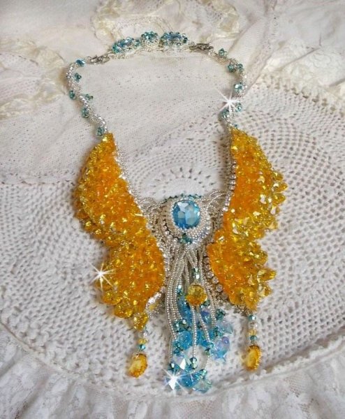 Versailles Haute-Couture sommerfuglehalsk&aelig;de broderet med Swarovski-krystaller, s&oslash;lv Miyuki fr&oslash;perler og 925/1000 s&oslash;lvtilbeh&oslash;r 