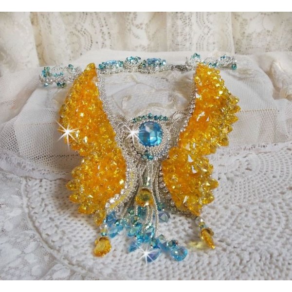 Versailles Haute-Couture sommerfuglehalsk&aelig;de broderet med Swarovski-krystaller, s&oslash;lv Miyuki fr&oslash;perler og 925/1000 s&oslash;lvtilbeh&oslash;r 