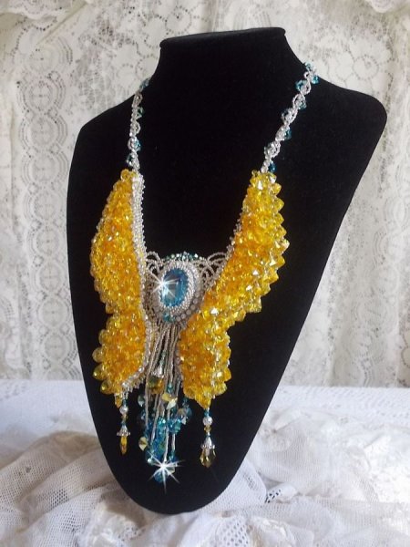 Versailles Haute-Couture sommerfuglehalsk&aelig;de broderet med Swarovski-krystaller, s&oslash;lv Miyuki fr&oslash;perler og 925/1000 s&oslash;lvtilbeh&oslash;r 