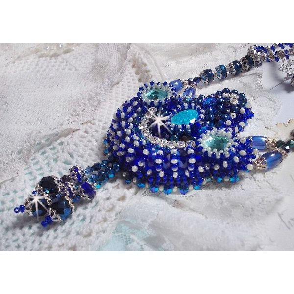 Paris Divine halsk&aelig;de broderet med Swarovski-krystaller, boheme-krystalperler og fr&oslash;perler 