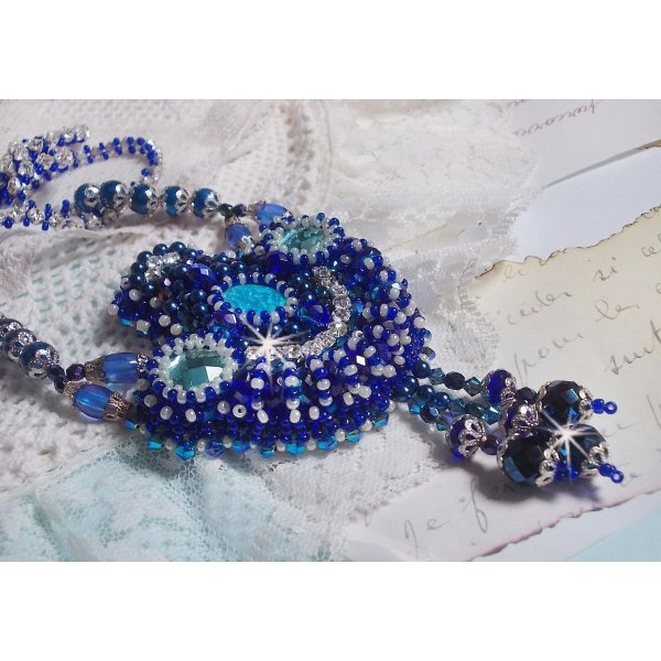 Paris Divine halsk&aelig;de broderet med Swarovski-krystaller, boheme-krystalperler og fr&oslash;perler 