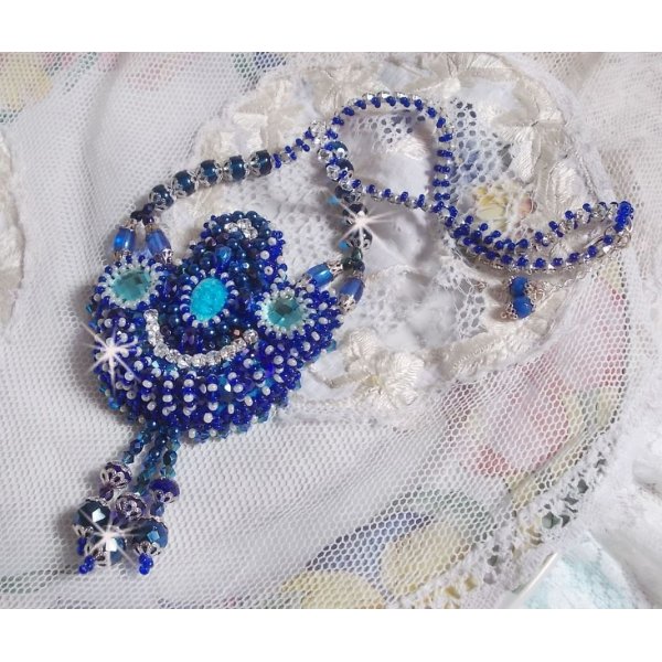 Paris Divine halsk&aelig;de broderet med Swarovski-krystaller, boheme-krystalperler og fr&oslash;perler 