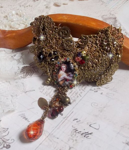 Mes Passions Broc's halsk&aelig;de skaber en kvinde med gyldent h&aring;r med blomster, bronze tilbeh&oslash;r, krystaller charms og en rhinestone k&aelig;de