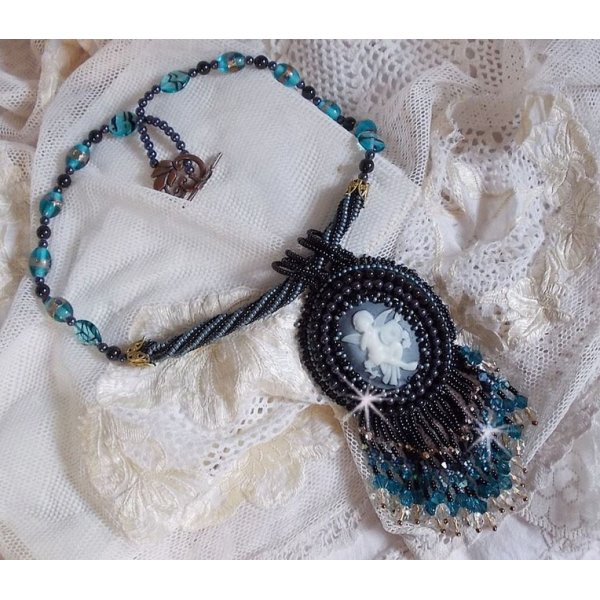 Angelot vedh&aelig;ng halsk&aelig;de med akryl Angel, Swarovski krystal snurrende toppe og japanske fr&oslash;perler