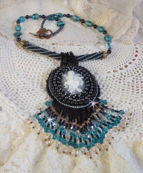 Angelot vedh&aelig;ng halsk&aelig;de med akryl Angel, Swarovski krystal snurrende toppe og japanske fr&oslash;perler