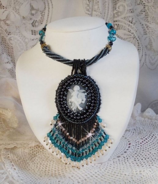 Angelot vedh&aelig;ng halsk&aelig;de med akryl Angel, Swarovski krystal snurrende toppe og japanske fr&oslash;perler