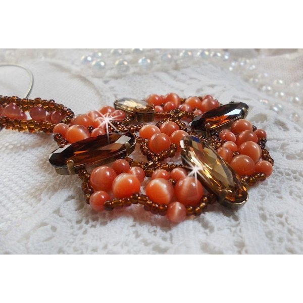 Efter&aring;rets halsk&aelig;de med vedh&aelig;ng med Swarovski-krystaller og katte&oslash;je glasperler