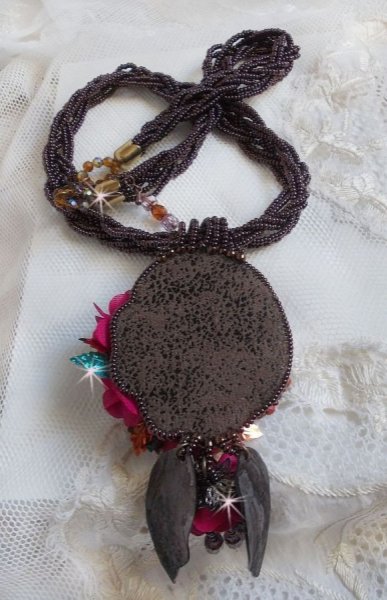 Belle H&eacute;l&egrave;ne Haute-Couture halsk&aelig;de med vedh&aelig;ng med stofblomster og perlemorsblade