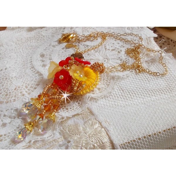 Halsk&aelig;de med guldknapper og vedh&aelig;ng med krystaller og perler af forskellig kvalitet