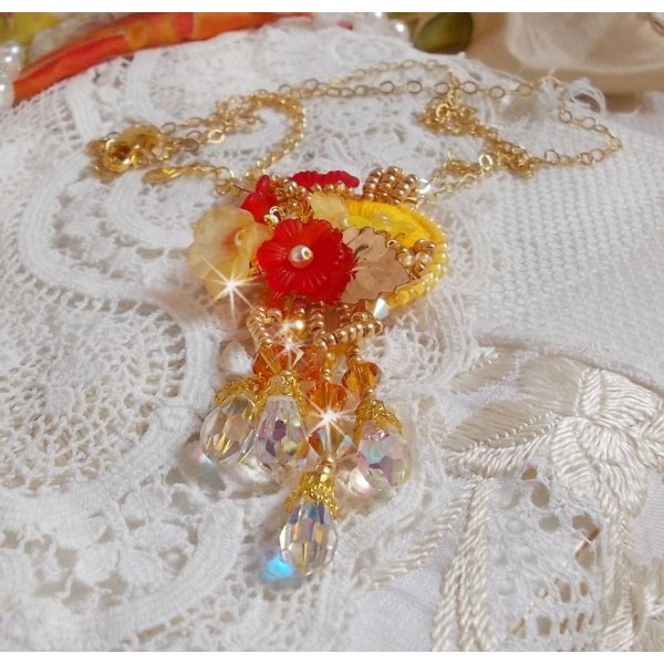 Halsk&aelig;de med guldknapper og vedh&aelig;ng med krystaller og perler af forskellig kvalitet