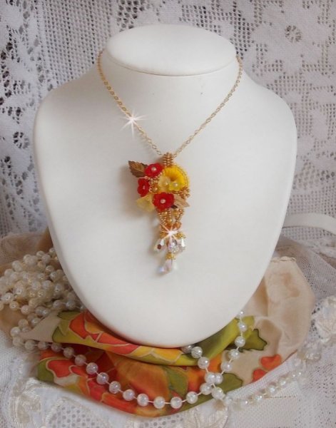 Halsk&aelig;de med guldknapper og vedh&aelig;ng med krystaller og perler af forskellig kvalitet