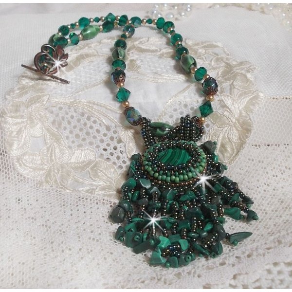 Emerald Green vedh&aelig;ng broderet med Natural Malachite cabochon og chips, krystaller, facetter og perler