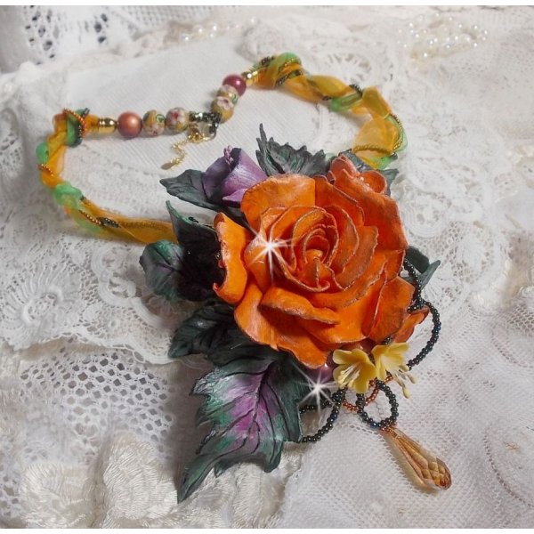 Douceur de Printemps vedh&aelig;ng halsk&aelig;de skabt i koldt porcel&aelig;n og forskellige perler