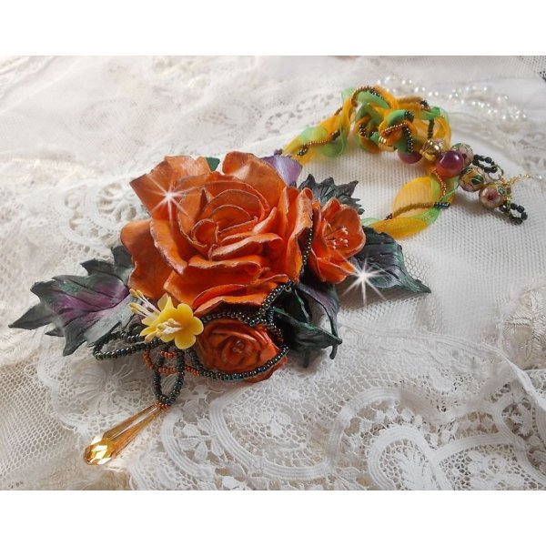 Douceur de Printemps vedh&aelig;ng halsk&aelig;de skabt i koldt porcel&aelig;n og forskellige perler