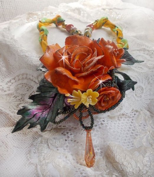 Douceur de Printemps vedh&aelig;ng halsk&aelig;de skabt i koldt porcel&aelig;n og forskellige perler