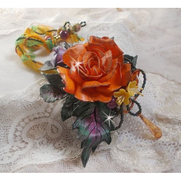 Douceur de Printemps vedh&aelig;ng halsk&aelig;de skabt i koldt porcel&aelig;n og forskellige perler